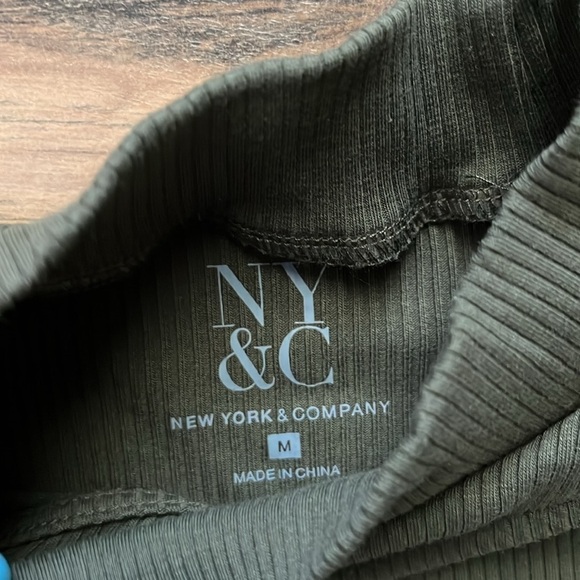 NEW YORK AND COMPANY Cut-Out Mock Neck Sports Tee long sleeve Size Medium - Picture 2 of 4